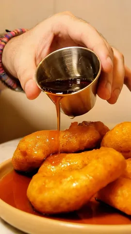 Masas fritas bañadas en miel
